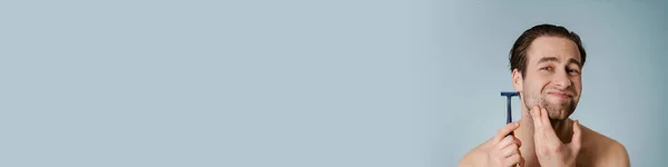 Крупним Планом Портрет Молодого Сорочки Гоління Бритвою Ізольовані Синьому Фоні — стокове фото