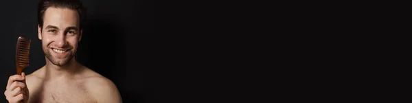 Улыбающийся Брюнетка Среднего Возраста Мужчина Рубашки Расческой Волос Фоне Черной — стоковое фото