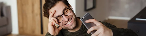 Uśmiechnięty Mężczyzna Średnim Wieku Pracujący Laptopie Domu Robiący Selfie — Zdjęcie stockowe