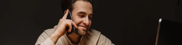 Sonriente Morena Hombre Mediana Edad Que Trabaja Ordenador Portátil Mientras — Foto de Stock