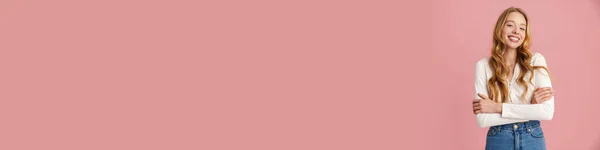 Прекрасна Дівчина Довгим Волоссям Стоїть Ізольовано Рожевому Фоні Позує Складені — стокове фото