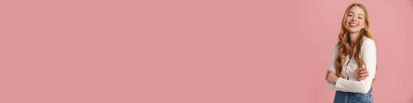 Gyönyörű Szép Lány Hosszú Haj Áll Elszigetelt Felett Rózsaszín Háttér — Stock Fotó