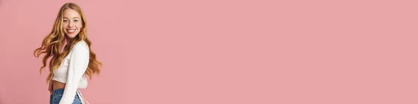 Όμορφη Όμορφη Κοπέλα Μακριά Μαλλιά Στέκεται Απομονωμένη Πάνω Από Ροζ — Φωτογραφία Αρχείου