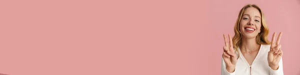 ピンクの背景に隔離された長い髪の美しい美しい美少女 ポーズ — ストック写真