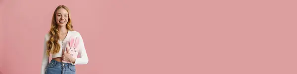 Улыбающаяся Молодая Девушка Подросток Держит Пушистый Дневник Изолированный Над Розовым — стоковое фото