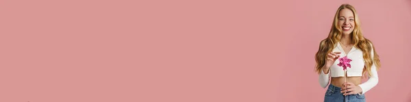 Веселая Молодая Блондинка Играет Ветряной Мельницей Игрушки Изолированы Розовом Фоне — стоковое фото