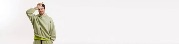 Приятно Красивый Мужчина Спортивной Одежде Указывая Пальцем Вверх Изолированный Белом — стоковое фото