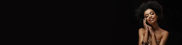 Улыбающаяся Молодая Африканская Женщина Платье Стоящая Фоне Черной Стены Позируя — стоковое фото