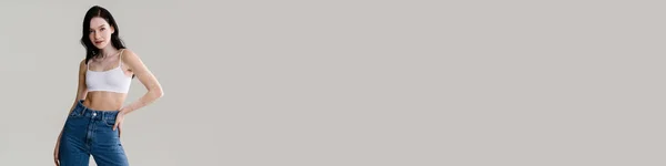 Jonge Brunette Vrouw Met Vitiligo Huid Poseren Witte Muur Achtergrond — Stockfoto