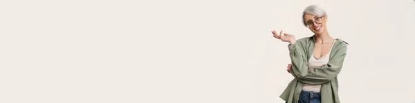 Веселая Серебристая Девушка Очках Жестикулирует Улыбается Изолированно Белом Фоне — стоковое фото