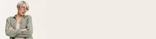 Потрясена Красивая Серебристая Девушка Очках Глядя Сторону Изолированы Белом Фоне — стоковое фото