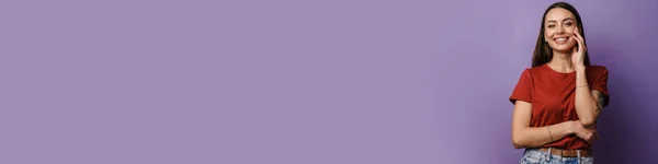 Счастливая Красивая Брюнетка Улыбается Смотрит Камеру Фиолетовом Фоне — стоковое фото