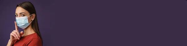 Крупный План Молодой Белой Женщины Защитной Медицинской Маске Фоне Фиолетовой — стоковое фото