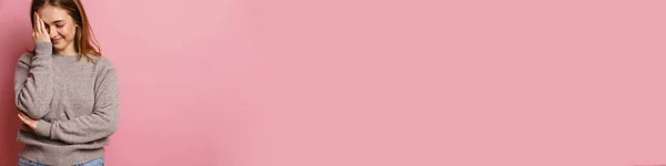 Молодий Імбир Щаслива Жінка Посміхається Закриває Обличчя Ізольовано Рожевому Фоні — стокове фото