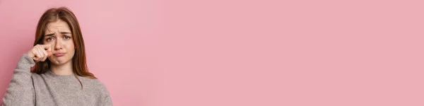 Nuori Inkivääri Järkyttynyt Nainen Itkee Pyyhkii Kyyneleensä Eristetty Vaaleanpunainen Tausta — kuvapankkivalokuva