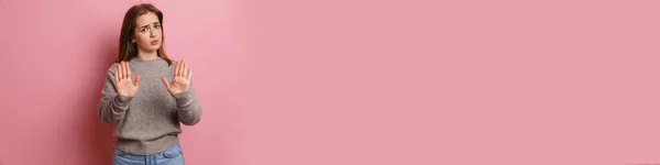Gember Ontevreden Vrouw Tonen Stop Gebaar Camera Geïsoleerd Roze Achtergrond — Stockfoto