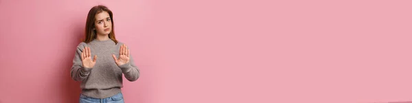 ジンジャーDisplied女性ショーストップジェスチャーでカメラ孤立上のピンクの背景 — ストック写真