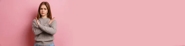 Imbir Niezadowolona Kobieta Pokazując Gest Stop Kamerze Izolowane Różowym Tle — Zdjęcie stockowe