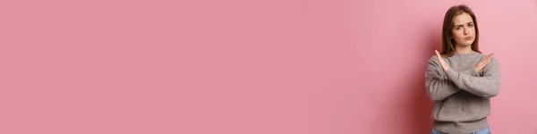 Рыжая Недовольная Женщина Показывает Стоп Жест Камеру Изолированы Розовом Фоне — стоковое фото