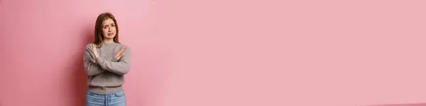 Імбир Незадоволена Жінка Посміхається Показуючи Стоп Жест Ізольовано Рожевому Фоні — стокове фото