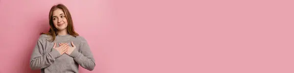 Рыжая Молодая Счастливая Женщина Улыбается Держа Руки Груди Изолированы Розовом — стоковое фото