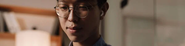 Enfocado Asiático Chico Auriculares Usando Móvil Mientras Trabajo Oficina — Foto de Stock