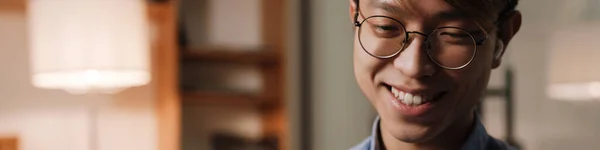 Sourire Asiatique Guy Dans Earphones Jouer Jeu Vidéo Sur Téléphone — Photo