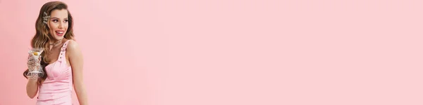 Молодая Белая Женщина Перчатках Пьет Коктейль Улыбается Изолированно Розовом Фоне — стоковое фото