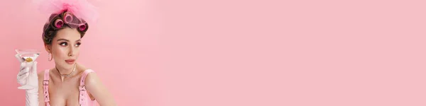 Nuori Valkoinen Nainen Barbie Vaaleanpunainen Mekko Seisoo Vaaleanpunainen Seinä Tilalla — kuvapankkivalokuva