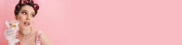 Молодая Белая Женщина Барби Розовом Платье Стоя Над Розовой Стеной — стоковое фото