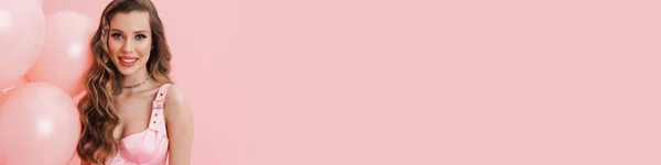 Молодая Белая Женщина Платье Улыбается Позируя Воздушными Шарами Изолированы Розовом — стоковое фото