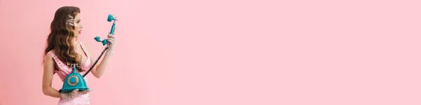 Молодая Белая Женщина Платье Позирует Ретро Телефон Изолирован Розовом Фоне — стоковое фото
