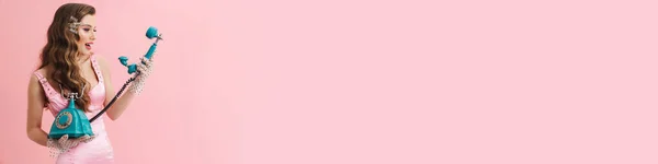 Молодая Улыбающаяся Женщина Платье Позирует Ретро Телефон Изолирован Розовом Фоне — стоковое фото