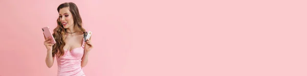 Молодая Улыбающаяся Белая Женщина Барби Длинными Светлыми Волосами Розовом Платье — стоковое фото