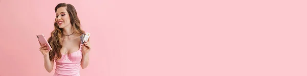 Jonge Glimlachende Blanke Vrouw Barbie Met Lang Blond Haar Roze — Stockfoto