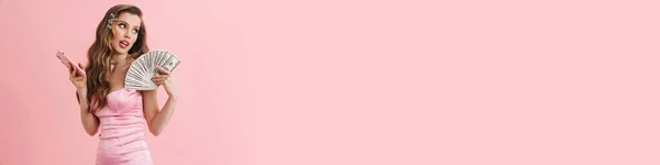 若いですホワイト女性Barbieとともに長いですブロンド髪でピンクドレス立ってピンクの壁 — ストック写真