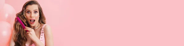 Молода Здивована Жінка Яка Махає Волоссям Одягаючись Кульки Ізольовані Рожевому — стокове фото