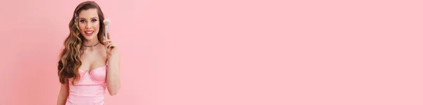 Молодая Белая Женщина Платье Улыбается Показывая Пудру Кисть Изолированы Розовом — стоковое фото