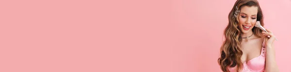 Молодая Улыбающаяся Белая Женщина Барби Длинными Светлыми Волосами Розовом Платье — стоковое фото