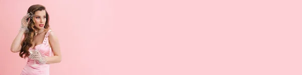 Молода Біла Жінка Рукавичках Коктейль Виглядає Ізольовано Рожевому Фоні — стокове фото