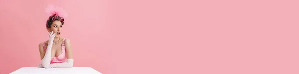 Молодой Взволнованный Удивленный Белый Барби Женщина Розовом Платье Сидя Столом — стоковое фото