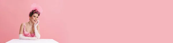 Молодая Улыбающаяся Белая Женщина Барби Розовом Платье Сидя Столом Изолированы — стоковое фото