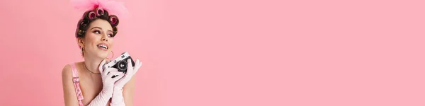 Портрет Молодой Взволнованной Белой Женщины Барби Розовом Платье Изолированы Заднем — стоковое фото