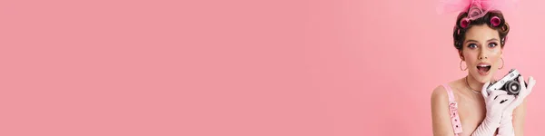 Портрет Молодой Взволнованной Белой Женщины Барби Розовом Платье Изолированы Заднем — стоковое фото