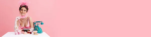 Молодая Женщина Барби Розовом Платье Звонит Стационарному Телефону Сидя Столом — стоковое фото