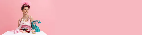 Молодая Женщина Барби Розовом Платье Звонит Стационарному Телефону Сидя Столом — стоковое фото