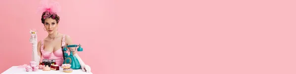 Nuori Nainen Barbie Vaaleanpunainen Mekko Soittaa Lankapuhelin Istuessaan Pöydässä Yli — kuvapankkivalokuva