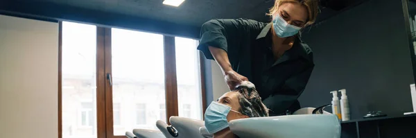Kobieta Masce Twarzy Myje Włosy Swojego Klienta Podczas Fryzury Salonie — Zdjęcie stockowe