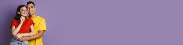 Счастливая Красивая Пара Обнимает Улыбается Камеру Изолированы Фиолетовом Фоне — стоковое фото