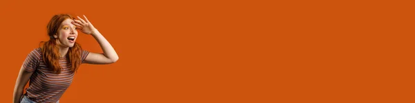 Turuncu Arka Planda Izole Edilmiş Kuyruklu Heyecanlı Kızıl Genç Bir — Stok fotoğraf
